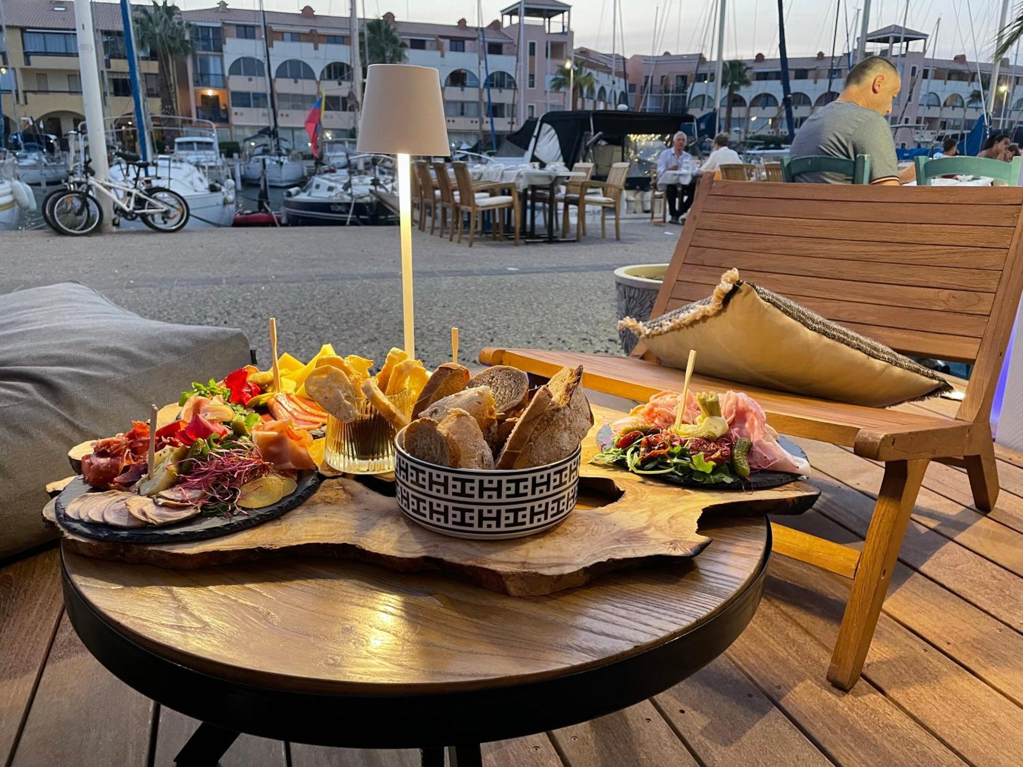Cit'Hotel Des 2 Golfs Leucate Bagian luar foto